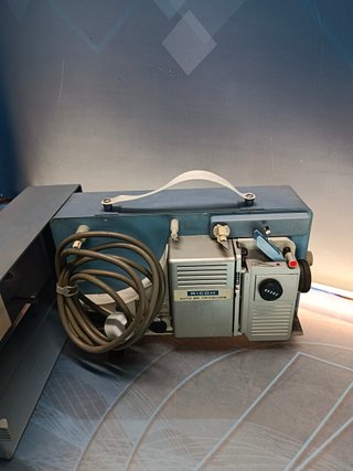 Proyector de cine SUPER 8 RICOH 8P TRIOSCOPE, no funciona, arranca pero hace un ruido demoledor, para piezas