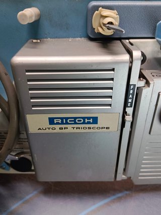 Proyector de cine SUPER 8 RICOH 8P TRIOSCOPE, no funciona, arranca pero hace un ruido demoledor, para piezas