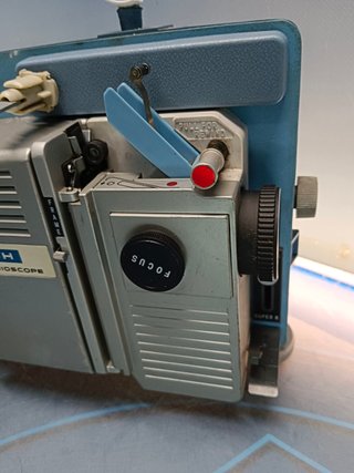 Proyector de cine SUPER 8 RICOH 8P TRIOSCOPE, no funciona, arranca pero hace un ruido demoledor, para piezas