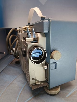 Proyector de cine SUPER 8 RICOH 8P TRIOSCOPE, no funciona, arranca pero hace un ruido demoledor, para piezas