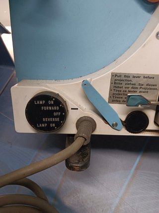 Proyector de cine SUPER 8 RICOH 8P TRIOSCOPE, no funciona, arranca pero hace un ruido demoledor, para piezas