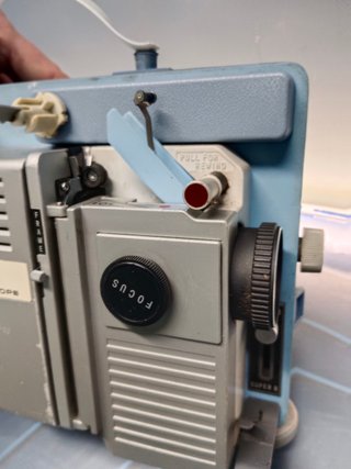 Proyector de cine SUPER 8 RICOH 8P TRIOSCOPE, no funciona, arranca pero hace un ruido demoledor, para piezas
