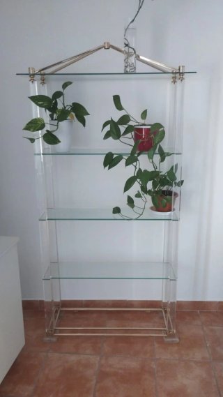 Estantería cristal y metal dorada