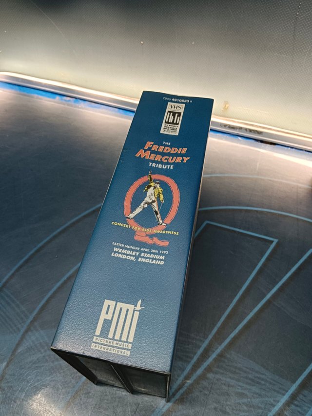 2 VHS The Freddie Mercury Tribute + The brian may band