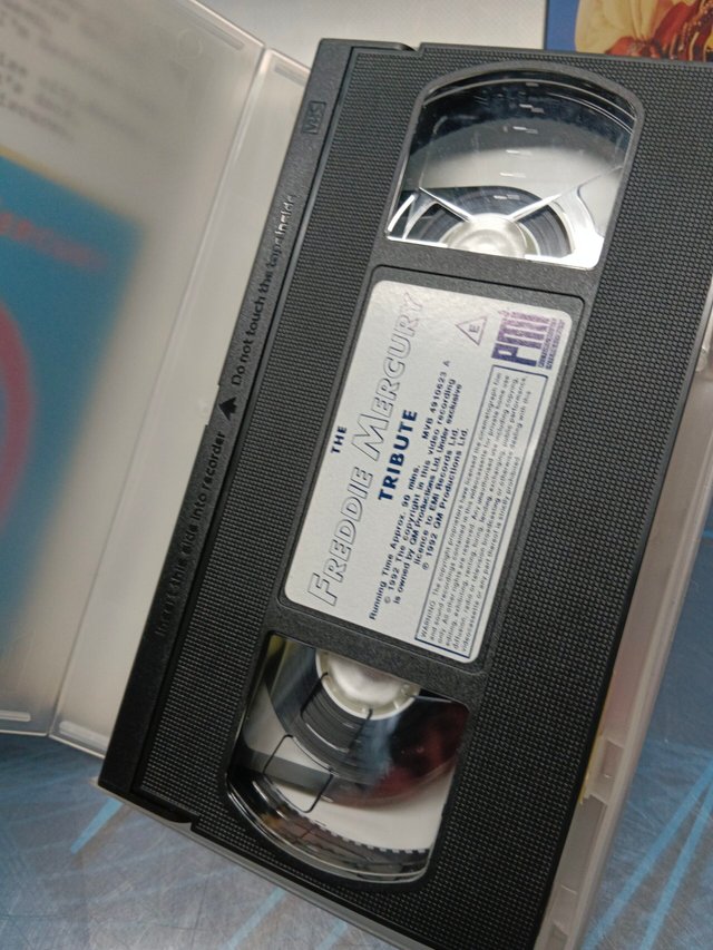 2 VHS The Freddie Mercury Tribute + The brian may band