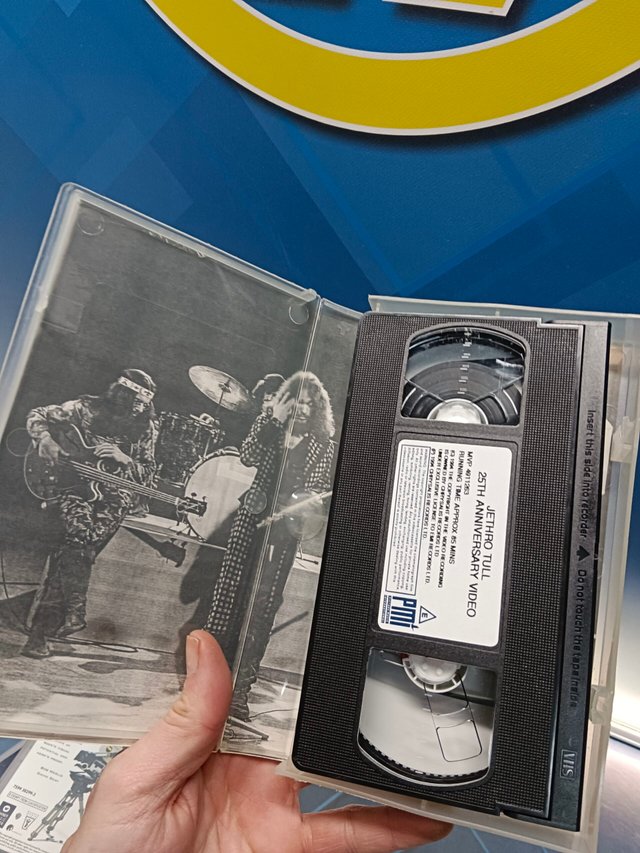 4 vhs, varios, videos musicales, grupos como ZZ TOP, JETHRO TULL, MARILLION, THE POLICE,