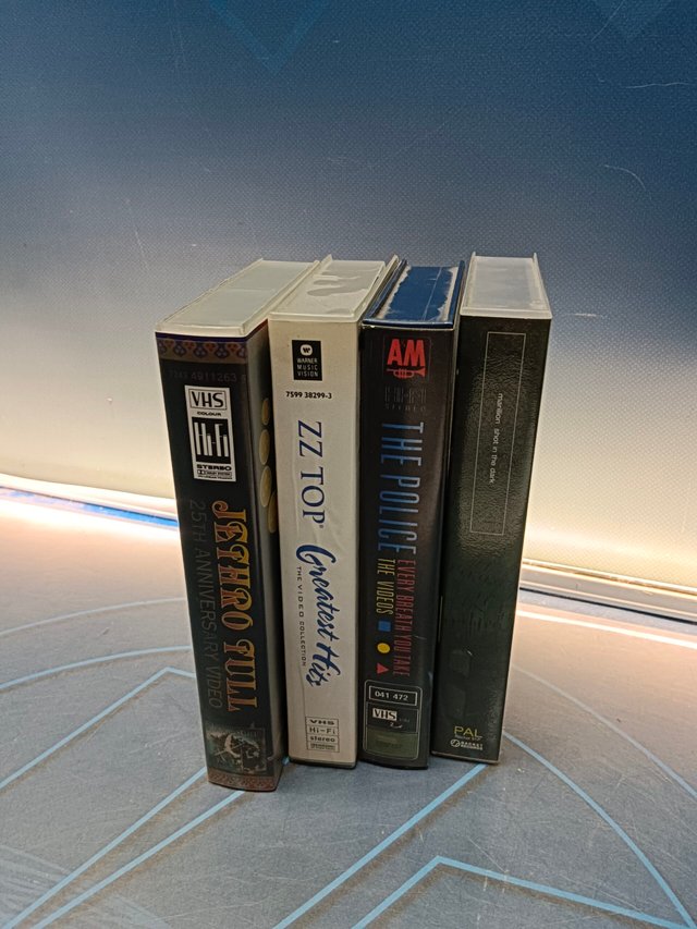 4 vhs, varios, videos musicales, grupos como ZZ TOP, JETHRO TULL, MARILLION, THE POLICE,