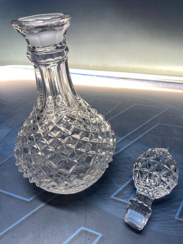 Licorera de cristal de Bohemia tallado