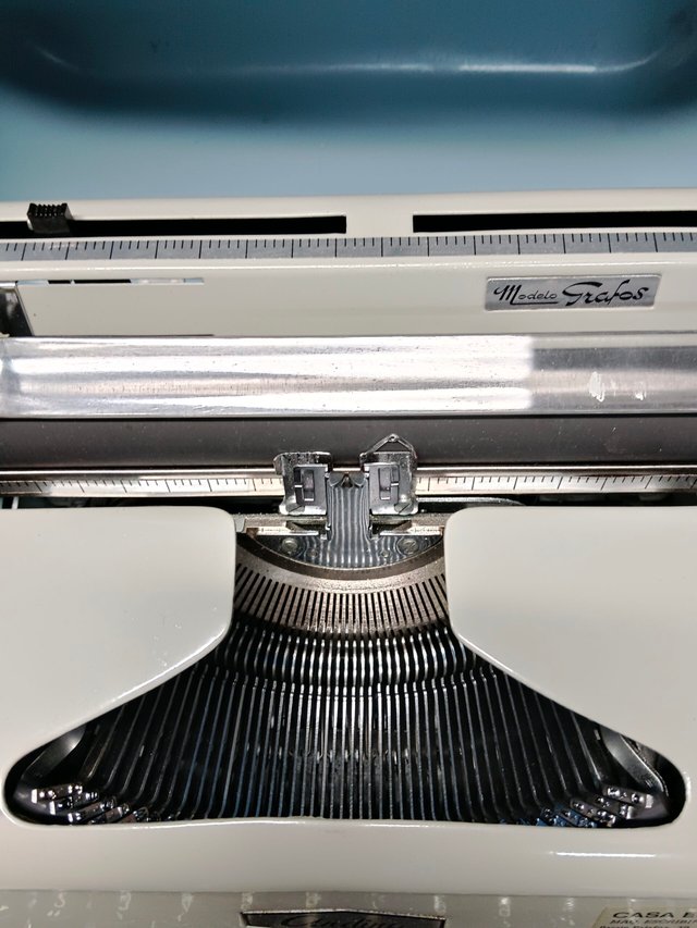 maquina de escribir, ANDINA GRAFOS. MÁQUINA ESCRIBIR CON MALETÍN, AÑOS 60. en buen estado