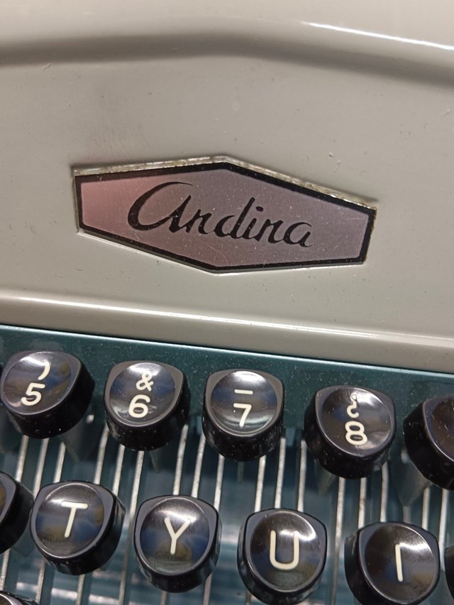 maquina de escribir, ANDINA GRAFOS. MÁQUINA ESCRIBIR CON MALETÍN, AÑOS 60. en buen estado