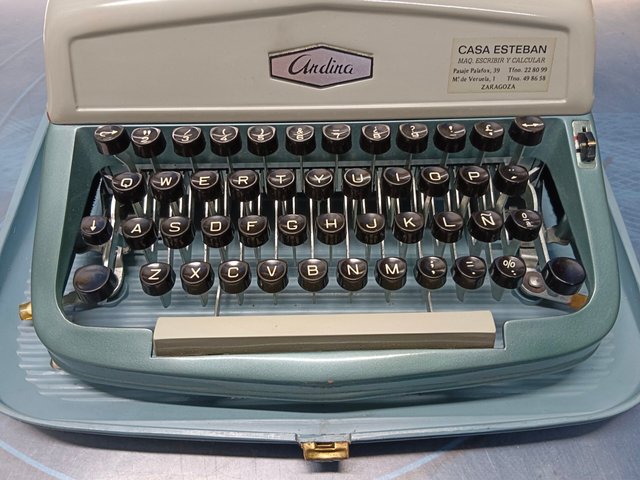maquina de escribir, ANDINA GRAFOS. MÁQUINA ESCRIBIR CON MALETÍN, AÑOS 60. en buen estado