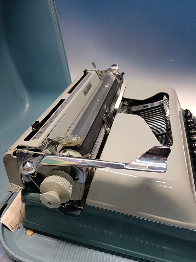 maquina de escribir, ANDINA GRAFOS. MÁQUINA ESCRIBIR CON MALETÍN, AÑOS 60. en buen estado