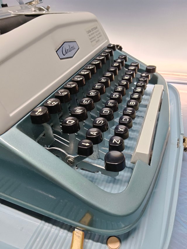 maquina de escribir, ANDINA GRAFOS. MÁQUINA ESCRIBIR CON MALETÍN, AÑOS 60. en buen estado