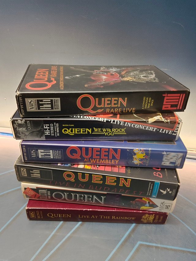 lote 6 VHS, musicales, Queen live at, live it...