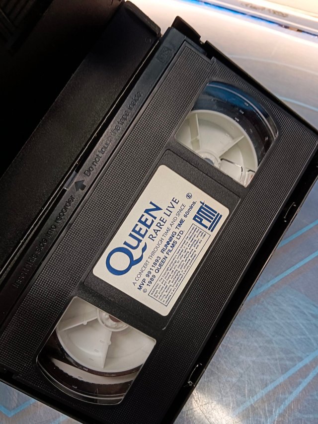 lote 6 VHS, musicales, Queen live at, live it...