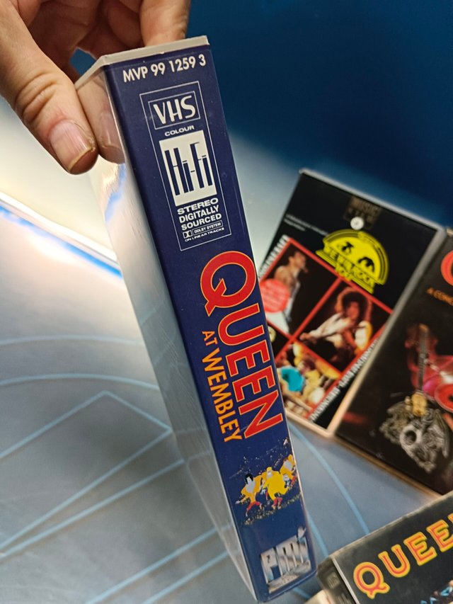 lote 6 VHS, musicales, Queen live at, live it...