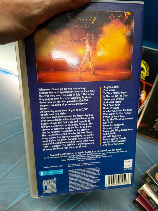 lote 6 VHS, musicales, Queen live at, live it...