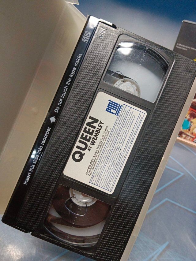 lote 6 VHS, musicales, Queen live at, live it...