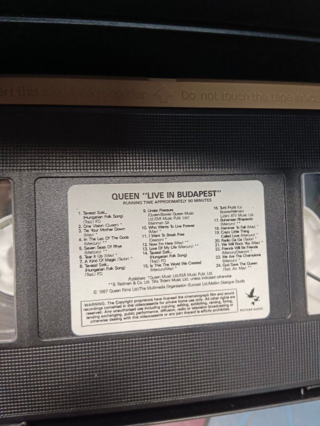 lote 6 VHS, musicales, Queen live at, live it...