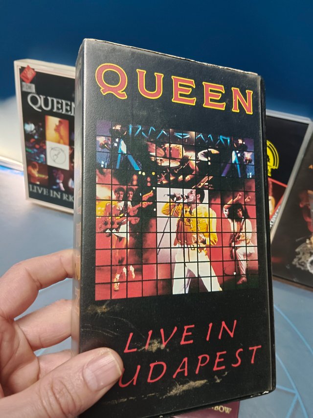lote 6 VHS, musicales, Queen live at, live it...