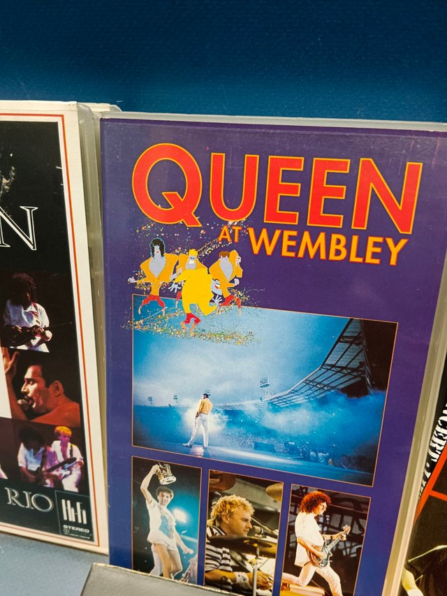 lote 6 VHS, musicales, Queen live at, live it...