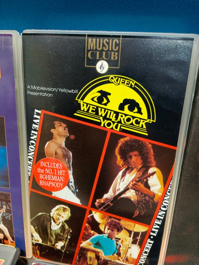 lote 6 VHS, musicales, Queen live at, live it...