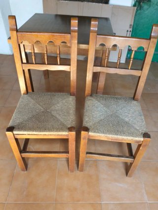 Mesa de madera con 4 sillas