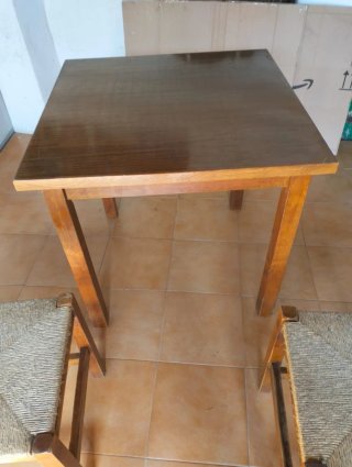 Mesa de madera con 4 sillas