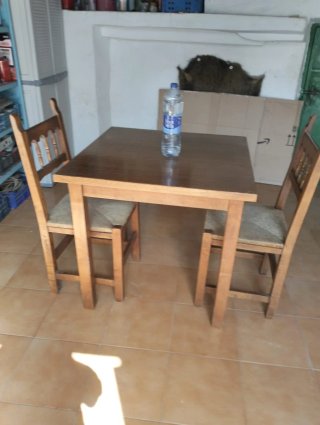Mesa de madera con 4 sillas