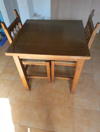 Mesa de madera con 4 sillas