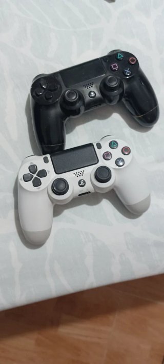 Mandos PS4 Negro y Blanco. (NO NEGOCIABLE).