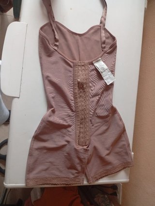 Faja reductora beige con broches