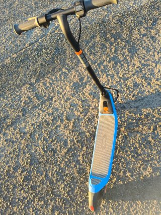 Patinete eléctrico Ninebot azul de niño