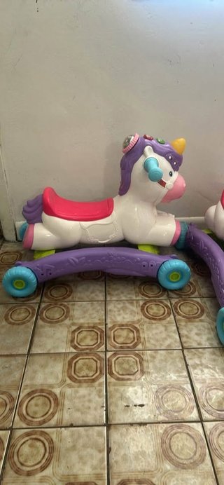 Unicornio correpasillos musical