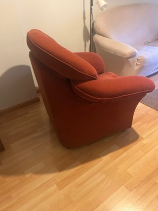 Sofá y sillón beige con fundas.