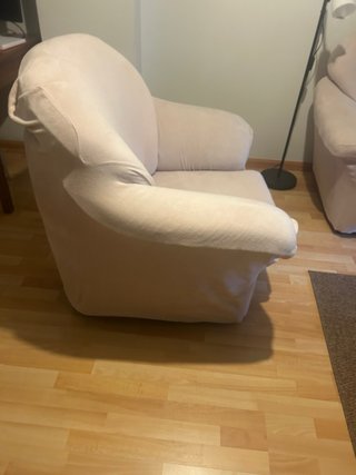 Sofá y sillón beige con fundas.