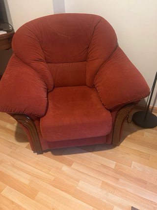 Sofá y sillón beige con fundas.