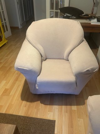 Sofá y sillón beige con fundas.