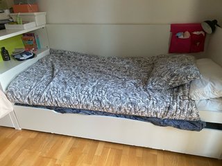 Cama nido con estantería blanca
