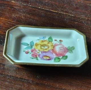 Piatto in porcellana vintage decorato