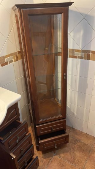 Vitrina vertical madera maciza cristalera