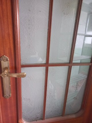 Puerta de madera con cristal