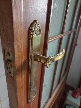 Puerta de madera con cristal