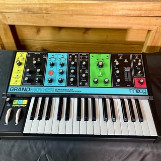 Moog Grandmother Semi-Modular Sintetizador