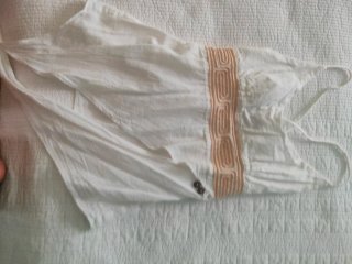 Top tirantes blanco asimétrico estilo griego