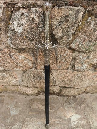 Hoja de fantasía medieval plateada