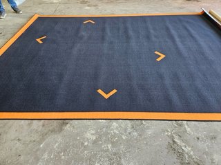 Alfombra Moqueta Negra y Naranja Grande