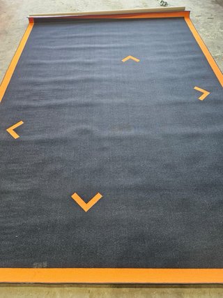 Alfombra Moqueta Negra y Naranja Grande