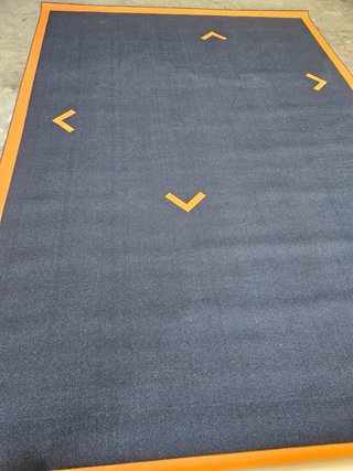 Alfombra Moqueta Negra y Naranja Grande