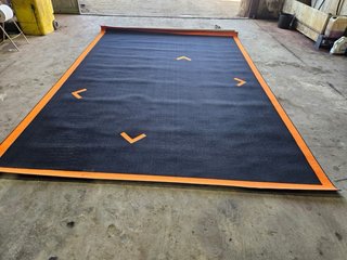 Alfombra Moqueta Negra y Naranja Grande